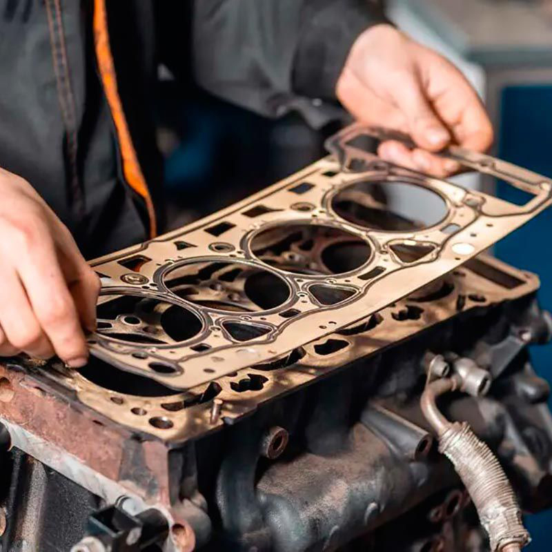 Persona colocando una junta de motor en un motor